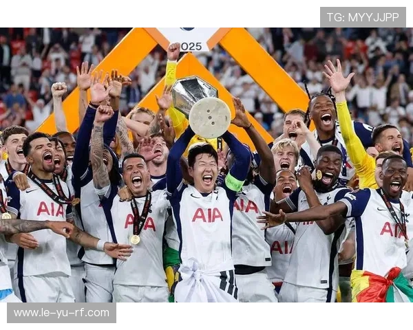 衣锦还乡！孙兴慜回韩国机场秀英超金靴，成亚洲首获欧五大联赛金靴球员